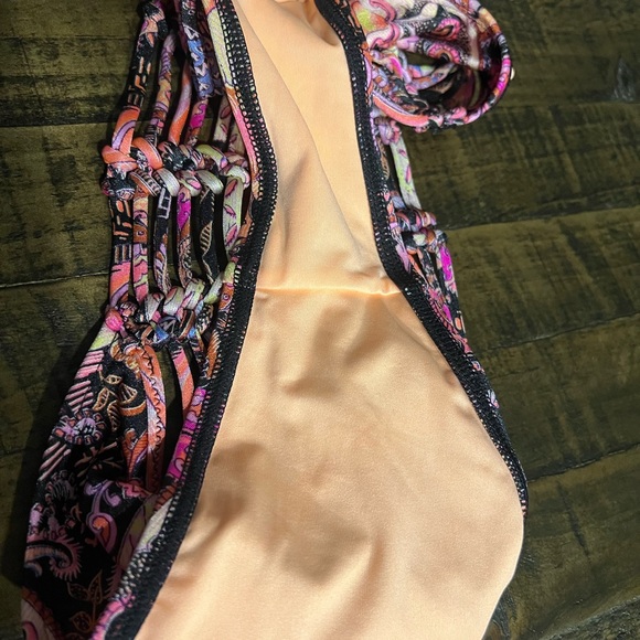 Victoria’s Secret swimsuit, bikini bottoms, size medium in great condition - Picture 3 of 3